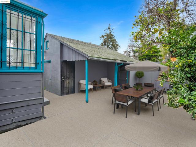 8127 Hillside St, Oakland CA: https://media.crmls.org/mediaz/45c075ac-f3fa-4508-8613-f1a25c360ca5.jpg