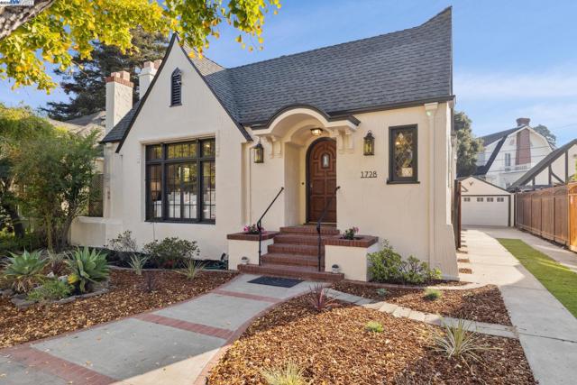 1728 Cambridge Dr, Alameda CA: https://media.crmls.org/mediaz/45c08b5b-c650-4d85-ba93-ae20c99d3322.jpg
