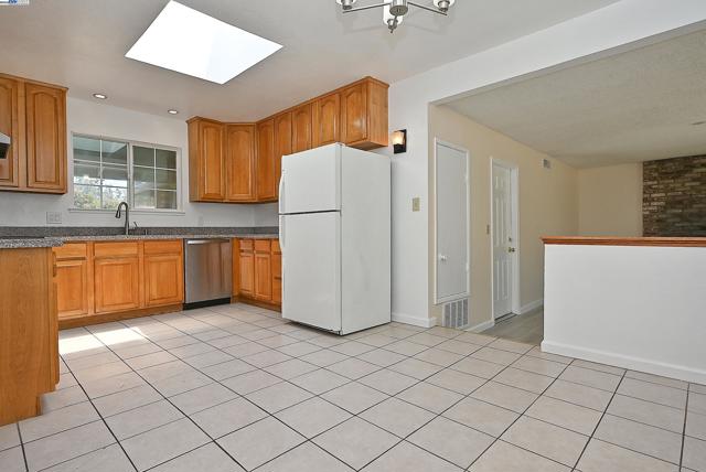 7144 Prince Dr, Dublin CA: https://media.crmls.org/mediaz/45c0cbf1-2815-4b24-8158-499e6a2bd280.jpg