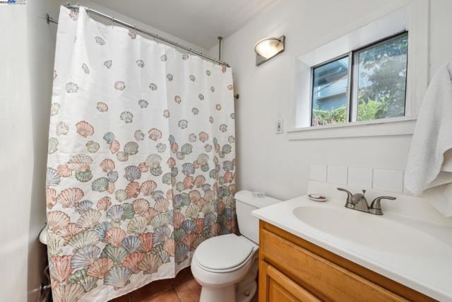 2000 CLINTON AVENUE, Alameda CA: https://media.crmls.org/mediaz/45c1015f-ffb7-429c-9fbb-8d00d464b031.jpg