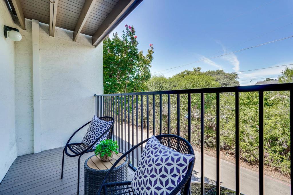https://media.crmls.org/mediaz/45c1528d-64a3-4f23-87fc-2337a89c62e6.jpg?preset=X-Large
