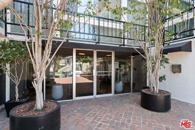 9950 Durant Drive, Beverly Hills CA: https://media.crmls.org/mediaz/45c187e8-0784-47ff-8e84-c79863d11589.jpg