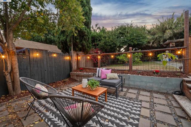 2449 26TH AVENUE, Oakland CA: https://media.crmls.org/mediaz/45c28b10-b689-4937-856f-a2e4d79749b7.jpg