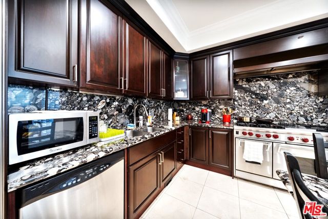 1043 S Kenmore Avenue, Los Angeles CA: https://media.crmls.org/mediaz/45c2daf8-edb2-45dd-9be5-d0bf62607a34.jpg