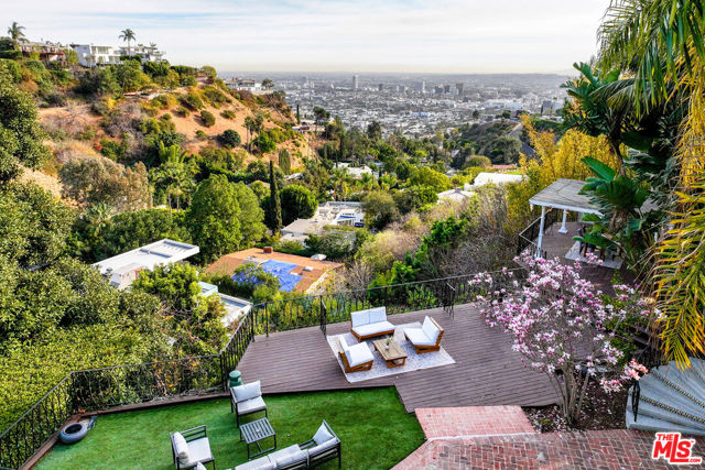 8828 Thrasher Avenue, Los Angeles CA: https://media.crmls.org/mediaz/45c2deeb-6892-49df-afd3-ca5898fb5593.jpg