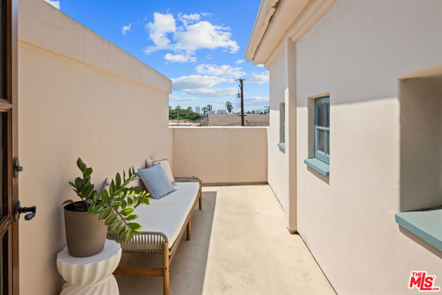 1100 21st Street, Santa Monica CA: https://media.crmls.org/mediaz/45c2f5ef-cbb7-47af-9f3e-b224e452e065.jpg
