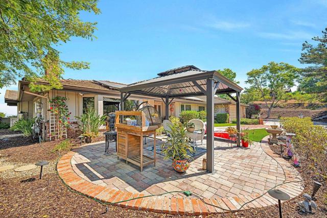 17505 Corte Lomas Verde, Poway CA: https://media.crmls.org/mediaz/45c33448-9fc4-4db4-ba44-fb70fa880d05.jpg
