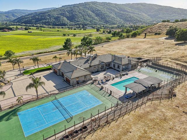 2995 Day Road, Gilroy CA: https://media.crmls.org/mediaz/45c38bb8-5f15-4418-9b2e-b72bbd5aba46.jpg