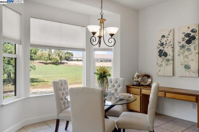 1123 Burghley Ln, Brentwood CA: https://media.crmls.org/mediaz/45c40298-821c-4406-9adc-08b10c25a68e.jpg