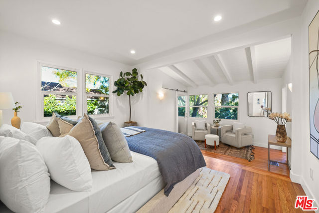 2212 Navy Street, Santa Monica CA: https://media.crmls.org/mediaz/45c4e32d-8708-45f7-aea3-c53a0fca6182.jpg