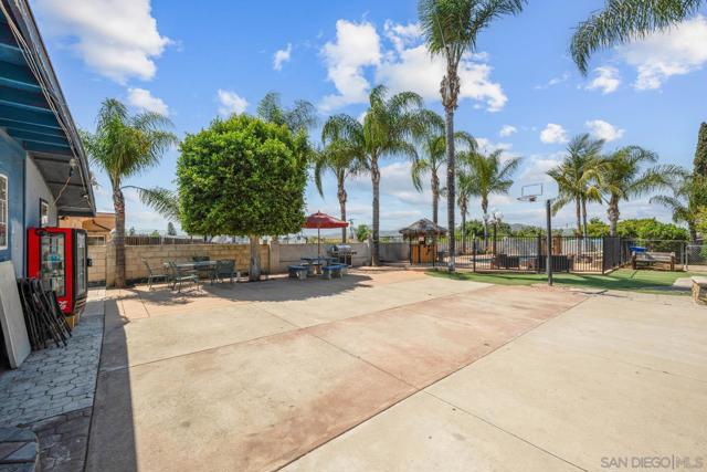 124 E View St, Fallbrook CA: https://media.crmls.org/mediaz/45c6c458-9c7c-4a47-afdf-de03a6f2ea8f.jpg