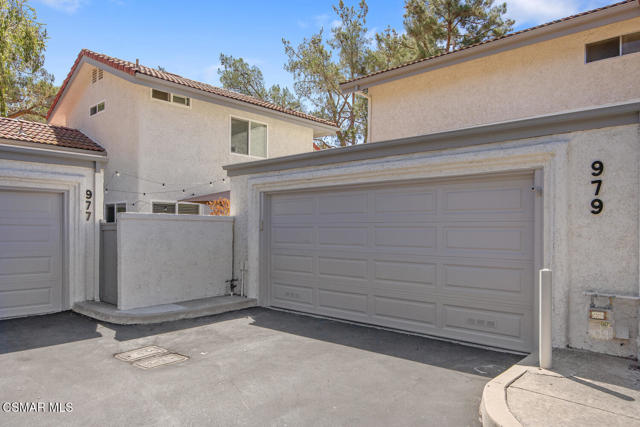 979 Quarterhorse Lane, Oak Park CA: https://media.crmls.org/mediaz/45c71c07-6124-4a52-bfc1-763f04bff06e.jpg