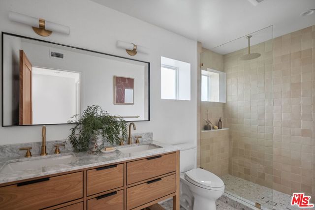 5215 Parkglen Avenue, Los Angeles CA: https://media.crmls.org/mediaz/45c74761-12b8-48fa-b9fb-2a62cac41b32.jpg