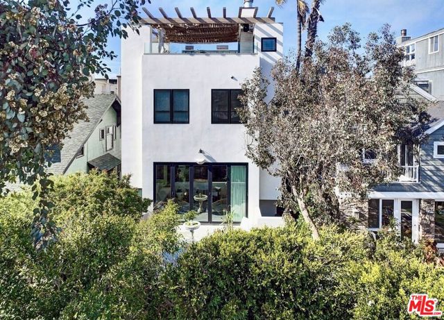 15 Reef Street, Marina del Rey CA: https://media.crmls.org/mediaz/45c74fd2-a5f8-4e2b-be1b-ad094ab92369.jpg