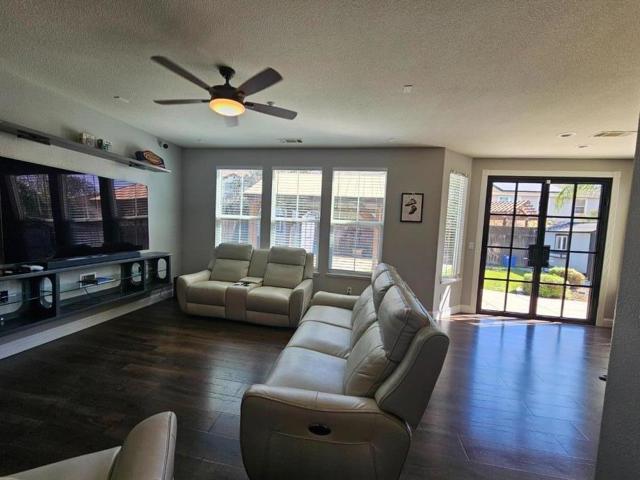 49 Nettle Court, Oakley CA: https://media.crmls.org/mediaz/45c77cdf-3297-42c9-9668-90dcf95c85c7.jpg