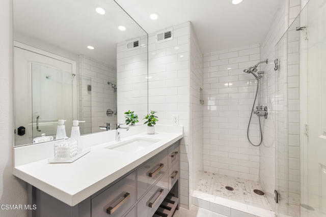 1046 Brookview Avenue, Westlake Village CA: https://media.crmls.org/mediaz/45c79748-25ab-4a84-b96b-864938559f25.jpg