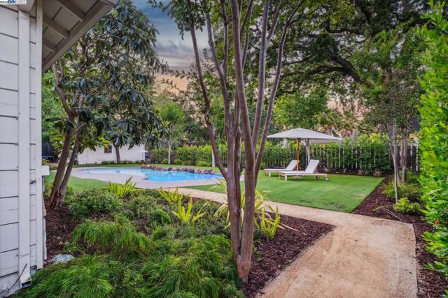 55 Cora Ct, Walnut Creek CA: https://media.crmls.org/mediaz/45c7a9d2-1cdc-4045-870f-7b19027fbd90.jpg