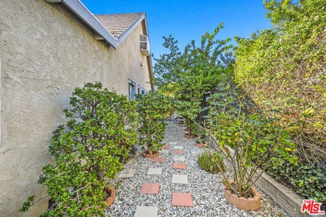 5184 Caspar Avenue, Los Angeles CA: https://media.crmls.org/mediaz/45c7d58f-fc95-4467-b630-75f623905c3d.jpg