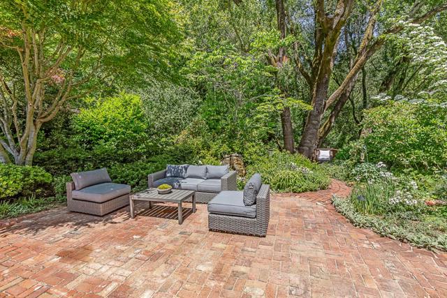3 Wyndham Drive, Portola Valley CA: https://media.crmls.org/mediaz/45c872d6-ac05-4e58-be4c-7ab4e07f7a5a.jpg