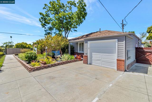 5411 Garvin Ave, Richmond CA: https://media.crmls.org/mediaz/45c9c350-db2e-4992-922a-6862a67d1b17.jpg