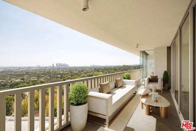 9255 Doheny Road, West Hollywood CA: https://media.crmls.org/mediaz/45ca3e28-0e77-49b1-8600-9bccbbb20e64.jpg