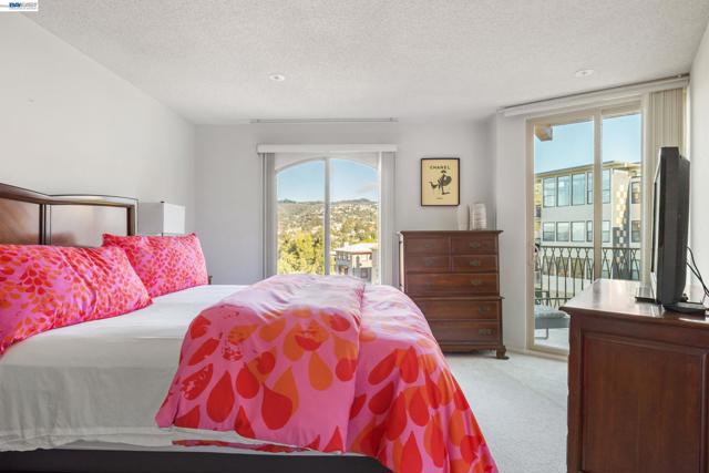 5405 Carlton St, Oakland CA: https://media.crmls.org/mediaz/45cb995a-e2df-4f63-89b0-8052b5757adc.jpg