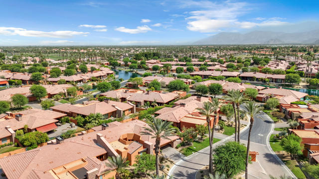 50050 Camino Privado, La Quinta CA: https://media.crmls.org/mediaz/45cc24e5-2a4d-40ef-bbd0-8c0bebe014c9.jpg