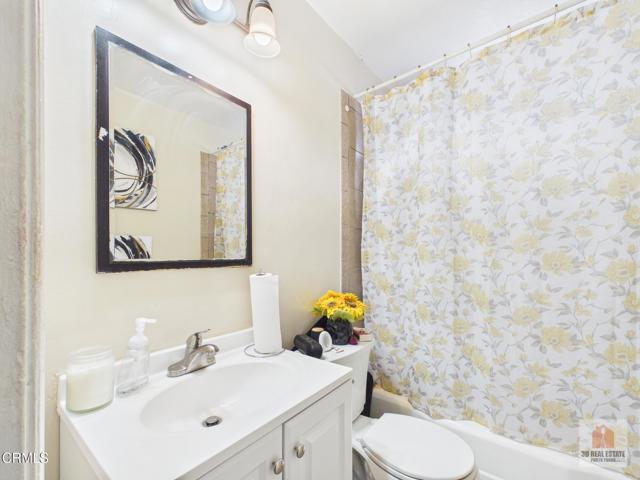 Detail Gallery Image 4 of 15 For 524 W Almond St, Compton,  CA 90220 - 4 Beds | 2 Baths