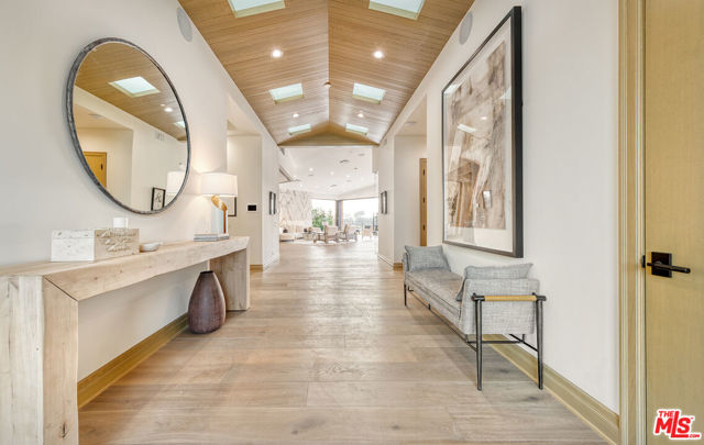 9153 Janice Place, Beverly Hills CA: https://media.crmls.org/mediaz/45ccffb8-a098-470e-a068-968e5b7e5a42.jpg