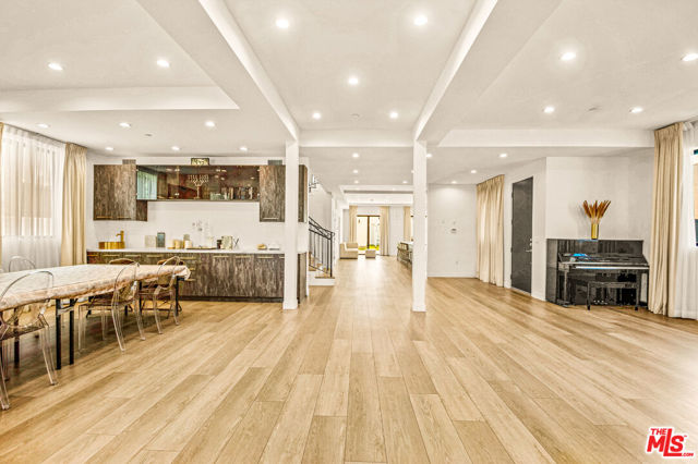 535 N Formosa Avenue, Los Angeles CA: https://media.crmls.org/mediaz/45cde769-8038-4b9c-8514-8b8464d2958c.jpg