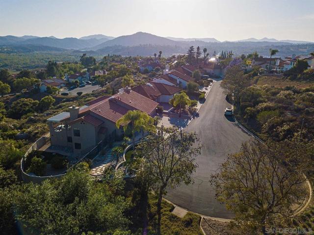 3933 Pinnacle Pl, Escondido CA: https://media.crmls.org/mediaz/45cdfdf5-3547-42c1-b590-f6198bb366a0.jpg