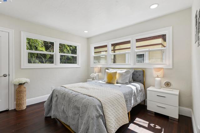 511 59Th St, Oakland CA: https://media.crmls.org/mediaz/45ce520d-7a18-4126-aaf1-f9a8bee57cdb.jpg