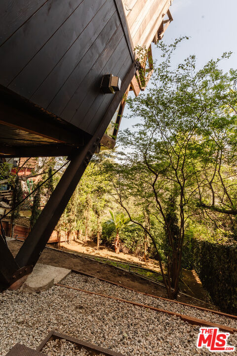 6894 Pacific View Drive, Los Angeles CA: https://media.crmls.org/mediaz/45ce9421-d9cc-42b5-82c9-e9d1d68b9e72.jpg