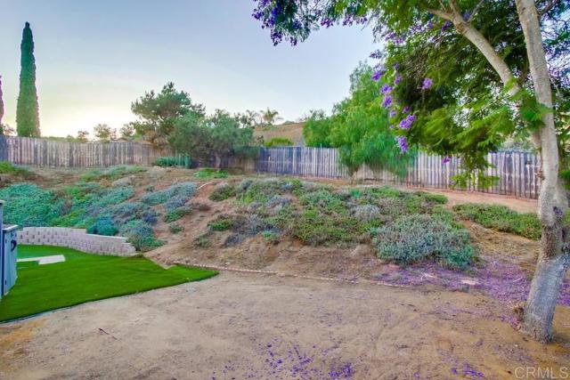 444 Victoria Place, Vista CA: https://media.crmls.org/mediaz/45cf126a-3d4b-41c4-982e-5c352678bb3e.jpg