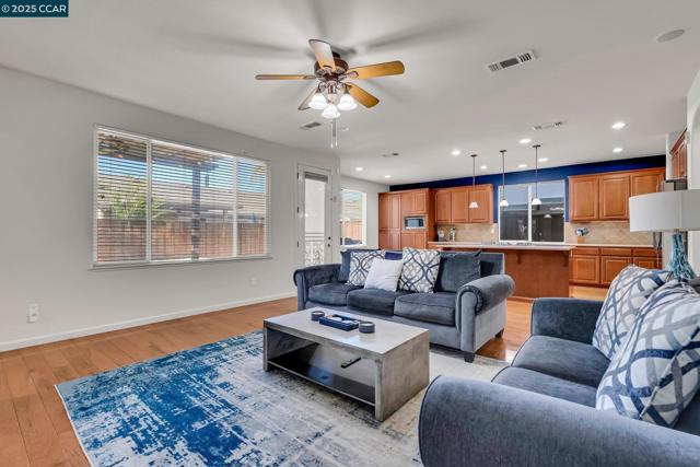 3627 Otter Brook Loop, Discovery Bay CA: https://media.crmls.org/mediaz/45cfee22-4bef-495f-ab9a-23ac69c03129.jpg