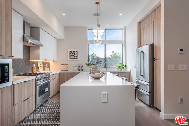 4427 Studio Place, Studio City CA: https://media.crmls.org/mediaz/45d09807-cc82-41a3-9c52-0f8055a592da.jpg
