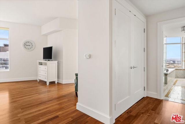 1 W Century Drive, Los Angeles CA: https://media.crmls.org/mediaz/45d10dc7-1ded-4adf-ad62-947ebccd9862.jpg