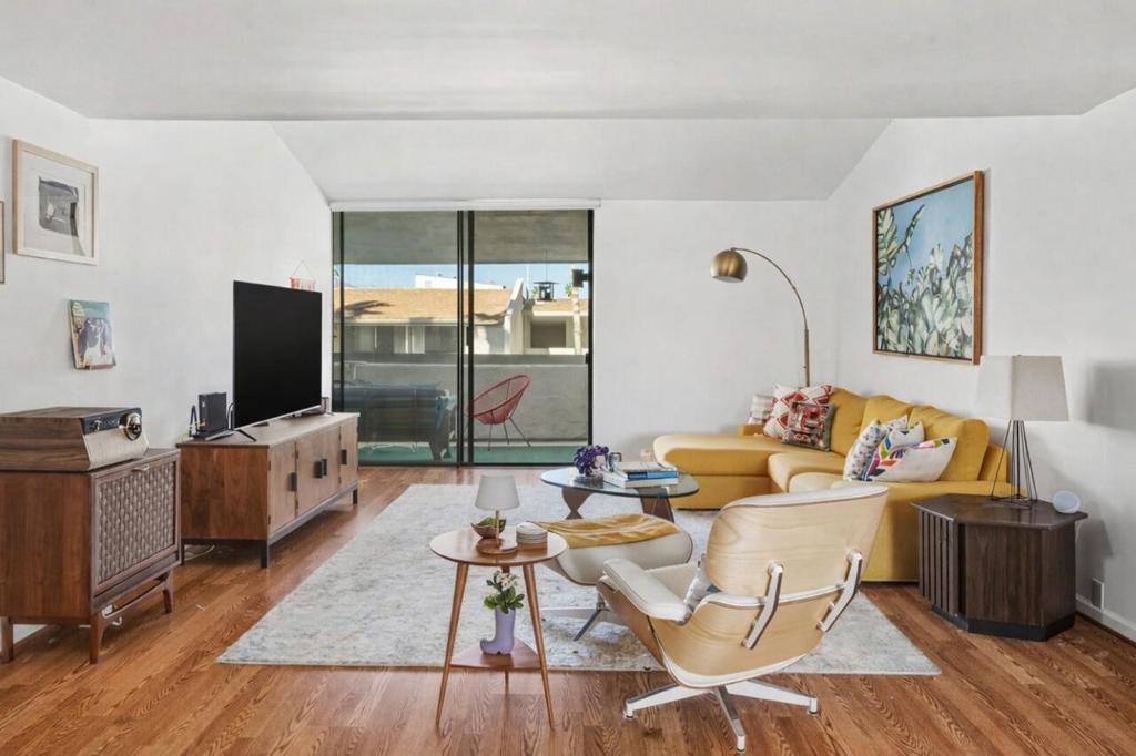 261 E La Verne Way #Q