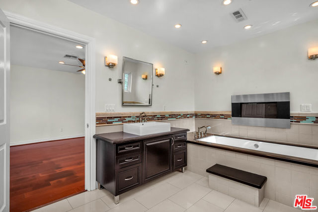 4311 Coquette Place, Tarzana CA: https://media.crmls.org/mediaz/45d1e7e0-55c6-4f12-b58e-526288095c0a.jpg