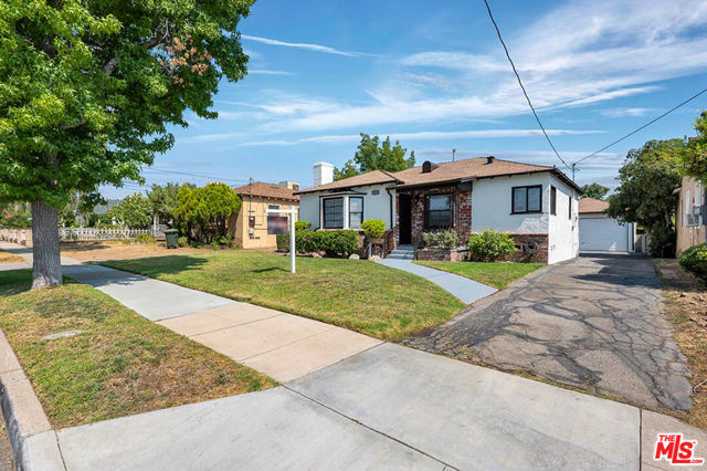 818 N Brand Boulevard, San Fernando CA: https://media.crmls.org/mediaz/45d2260c-b1f2-4c5a-bd1b-e66912be62d9.jpg