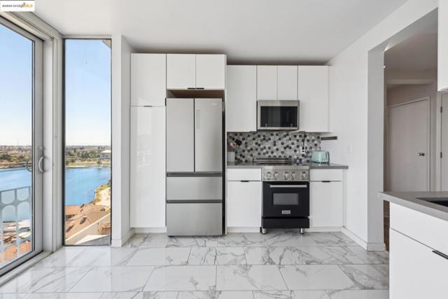 1555 Lakeside Dr, Oakland CA: https://media.crmls.org/mediaz/45d23955-a712-4edf-9bfd-fad6f07dc962.jpg