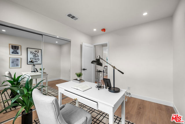 3260 Sagamore Way, Los Angeles CA: https://media.crmls.org/mediaz/45d2f26f-8bcf-432d-b5b8-d609d512c770.jpg