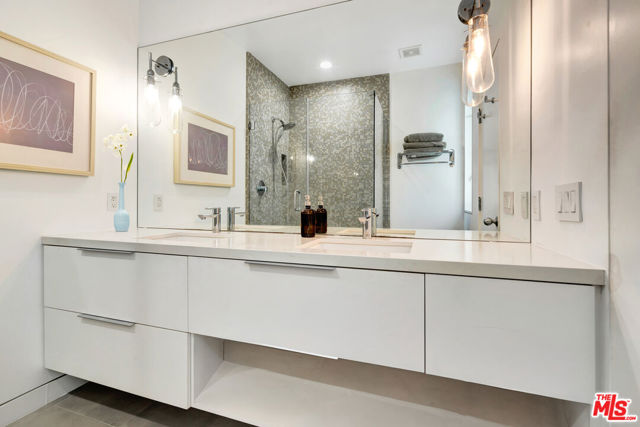 25 Brooks Avenue, Venice CA: https://media.crmls.org/mediaz/45d4d7e1-109b-4295-b883-15cec3854ad2.jpg