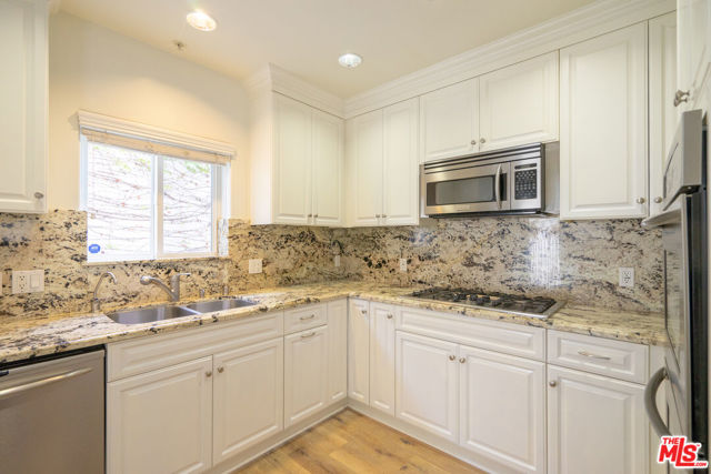 1529 S BEVERLY Drive, Los Angeles CA: https://media.crmls.org/mediaz/45d4f6b4-496f-4061-bfa4-d7b5ba0e6b08.jpg