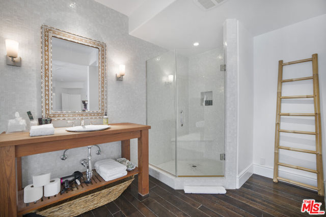 4001 Clarinda Drive, Tarzana CA: https://media.crmls.org/mediaz/45d63122-d682-428e-af32-95653e6186ae.jpg