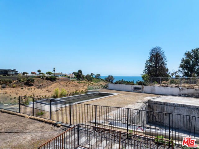 15209 De Pauw Street, Pacific Palisades CA: https://media.crmls.org/mediaz/45d6706a-d572-4002-ac71-a12101825526.jpg