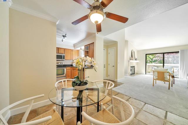 383 Eastridge Dr, San Ramon CA: https://media.crmls.org/mediaz/45d69dd8-f217-4507-aebe-fcfedd6fa83f.jpg