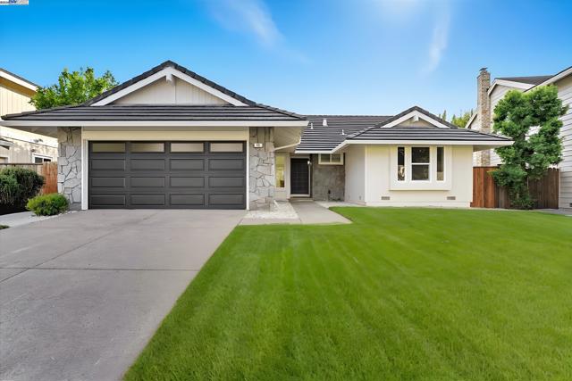 11 Paddock Ct, Pleasant Hill CA: https://media.crmls.org/mediaz/45d6b067-6898-45bc-945c-8b32a946dd1f.jpg