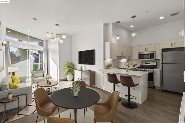 410 Webster St, Oakland CA: https://media.crmls.org/mediaz/45daaceb-ecfb-4b13-898a-6b125f7452ce.jpg