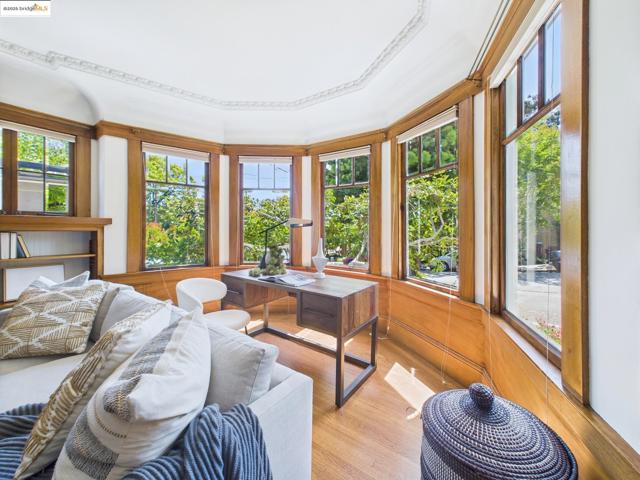 5920 Ivanhoe Rd, Oakland CA: https://media.crmls.org/mediaz/45db4195-e65c-49a7-b178-c7207895b064.jpg